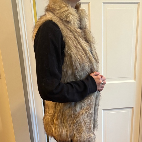 Me Jane Faux Fur Vest - Picture 4 of 5